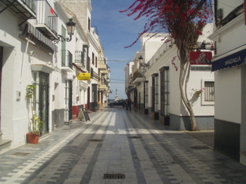 Izquierda Unida propone que Chipiona consiga el certificado de calidad municipal del comercio de Andalucía.
