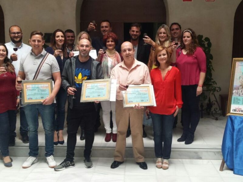 Isabel Jurado entrega los premios de la sexta edición de Ruta de la tapa a Casa Juan, Chamai y El Faro