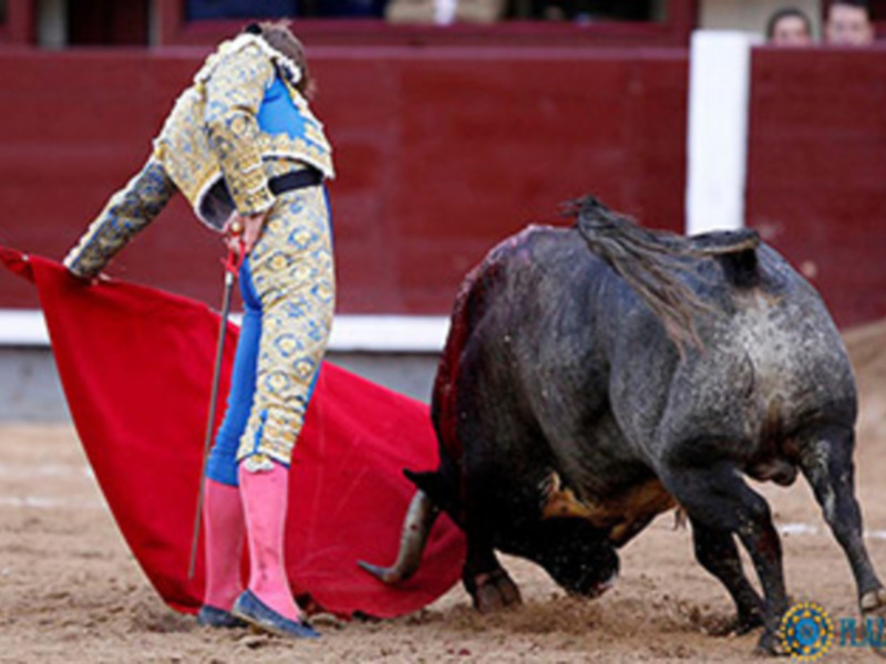 Javier Jiménez saluda una ovación en la primera corrida de San Isidro 2017