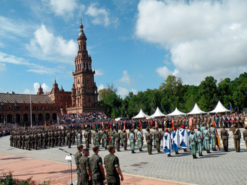 Jura de bandera civil en la plaza de España de Sevilla