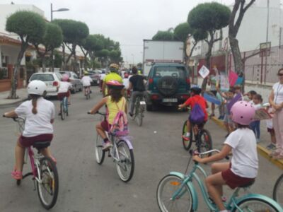 El Colegio Cristo de las Misericordias ha realizado hoy una marcha en bicicleta ante el cambio climático y a favor del medio ambiente