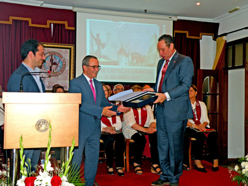 El General Juan Gómez de Salazar galardonado con el "Yelmo de Caballero de Don Quijote de la Mancha"