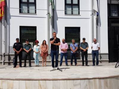 Chipiona se ha sumado hoy a los actos establecidos por la Presidencia del Gobierno en repulsa por los atentados de Londres