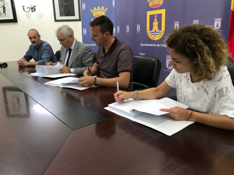 Firmado el nuevo contrato para la recogida y transporte de basura entre el Ayuntamiento de Chipiona y UTE FCC-Althenia