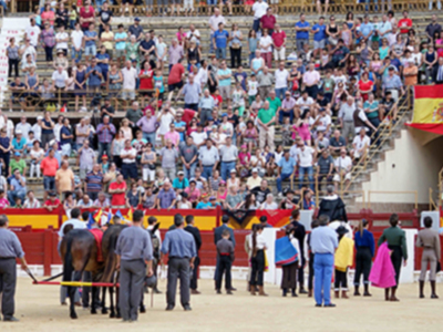 Éxito artístico y de público en la primera clase práctica de la Feria de Hogueras