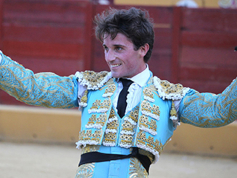 Alfonso Cadaval y Toñete cortan dos orejas en Ubique