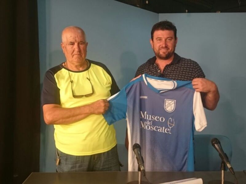 El Chipiona C.F. presenta a Manolo Mena como nuevo entrenador
