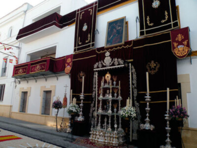 Las calles y balcones se engalanaron para el paso  del Corpus Christi de Alcalá del Río