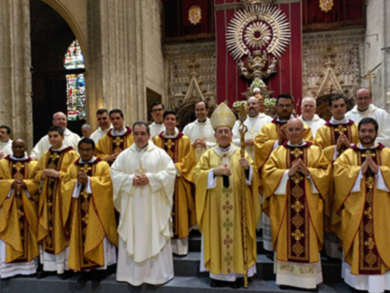 El Excelentísimo y Reverendísimo Arzobispo de Sevilla Juan José Asenjo ordena a nueve sacerdotes