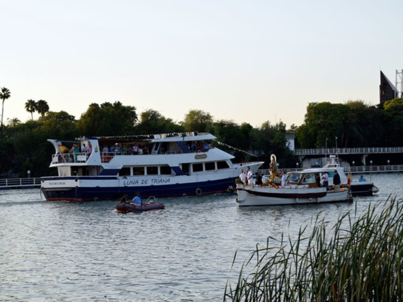 La Virgen del Carmen paseó por el río Guadalquivir