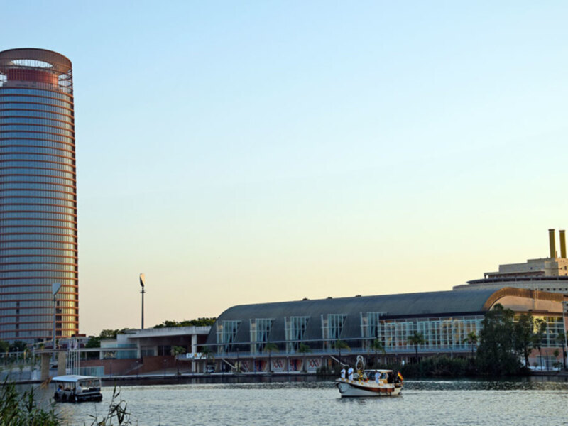 La Patrona de la Marina surco las aguas del Guadalquivir.