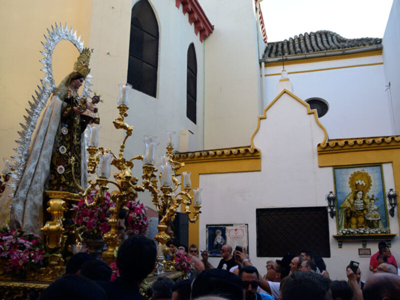 El barrio macareno con la procesión de la Virgen del Carmen de San Gil.