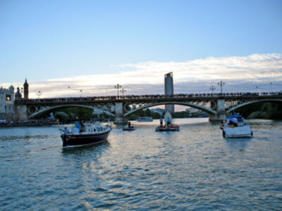 El arrabal Trianero siguió la procesión fluvial y terrestre del Carmen del Puente de Triana.