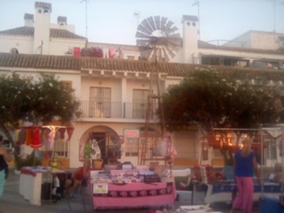 En Chipiona, concretamente en la plaza del Molino, se instala en los fines de semana, el mercadillo