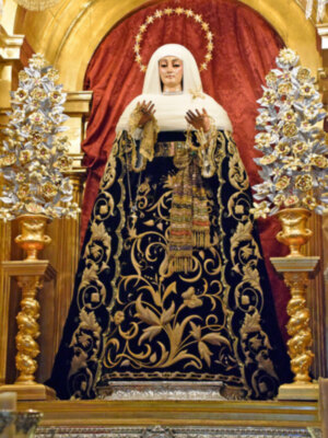A sin aparase ataviada la virgen de la Soledad de Alcalá del Río en la época estival