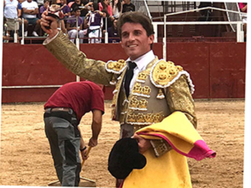 Alfonso Cadaval, a muy buen nivel, corta una oreja en Collado Mediano