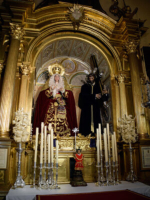 La Virgen de la Esperanza de Alcalá del Río cambió su vestimenta para el tiempo estival