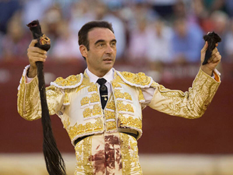 Enrique Ponce corta un rabo en la segunda de Murcia