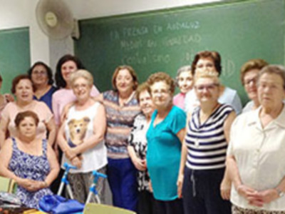 El CPAM Cerro del Águila acoge un taller sobre la prensa andaluza para personas mayores