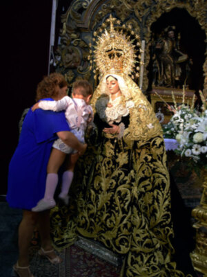 Así lucen los titulares de la Hermandad de la Soledad Ilipense en su Besamanos.