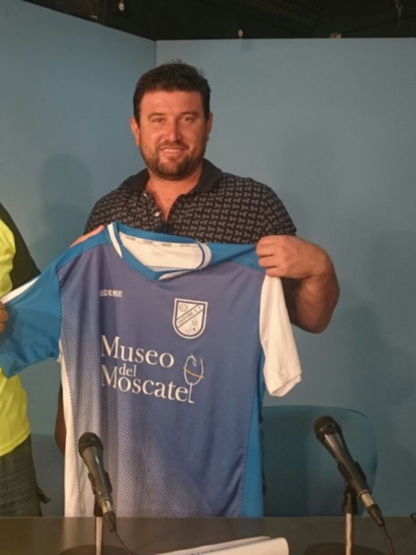 El Chipiona destituye a Mena y busca nuevo entrenador