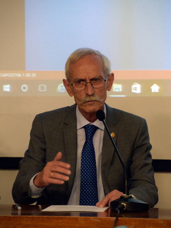 El Dr. Epifanio Lupión Cruz pronunció una disertación sobre las enfermedades  de Carlos I de España.