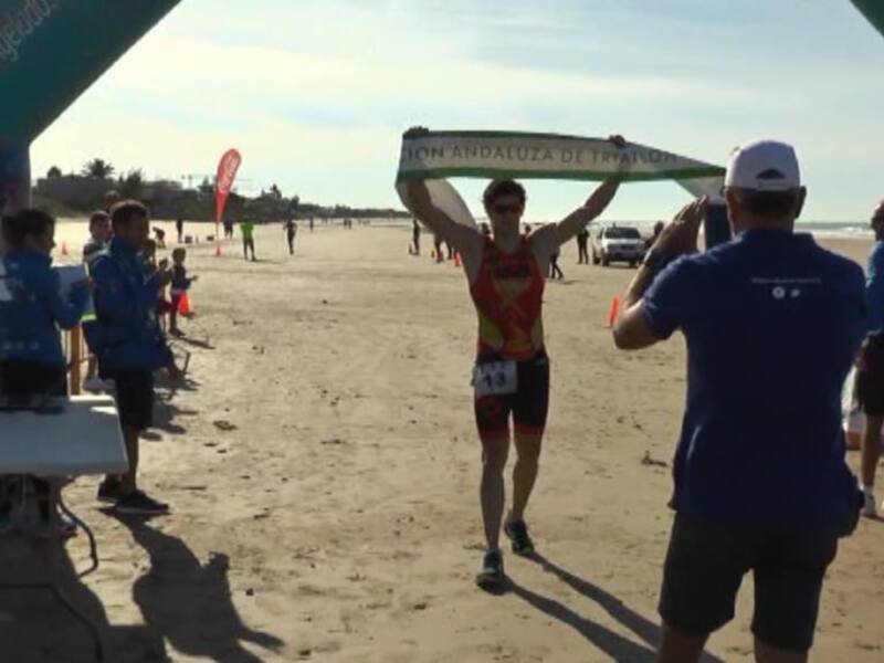 Alejandro Pareja del Cronos Triatlón de Soto del Real e Inma Daza del Tridoñana campeones del Triatlón Cross Playas de Chipiona