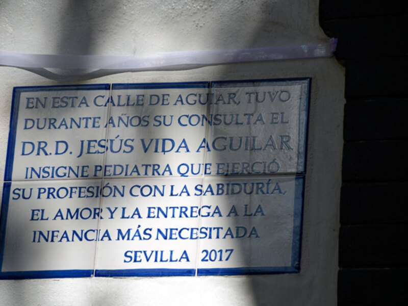 El Ayuntamiento de Sevilla inauguró la nueva denominación de la Calle Dr. Jesús Vida, antigua Aguiar.