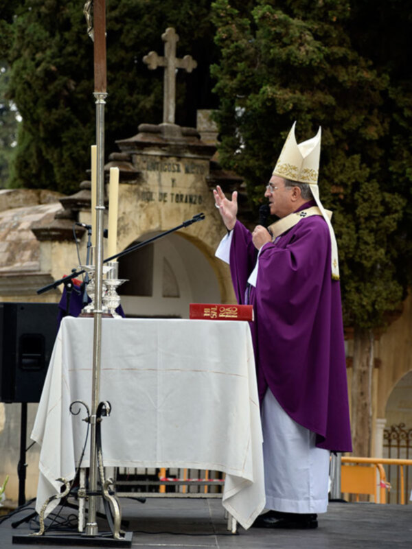 Eucaristía  de monseñor Asenjo en el cementerio de San Fernando por los fieles difuntos.
