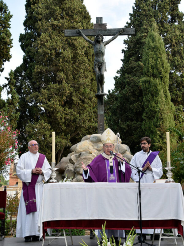 Asenjo presidió la Eucaristía que se  celebró en el hispalense Cementerio de San Fernando por el día de los Difuntos.