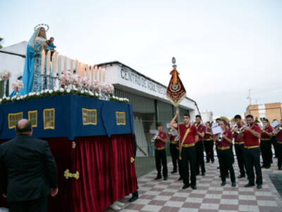 La Virgen del Rosario de la Asociación cultural de “Los niños del Costal” procesionó  por la barriada de la Paz de Alcalá del Río.