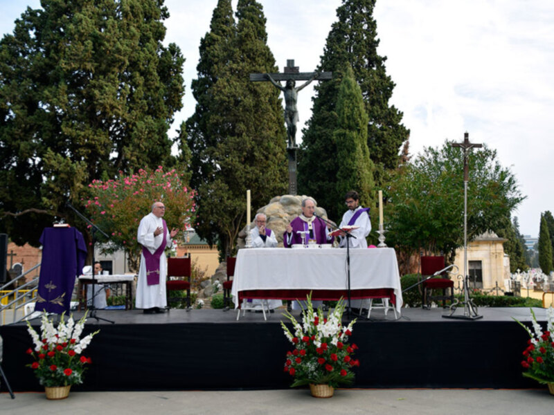 El arzobispo de Sevilla, monseñor Juan José Asenjo oficio en el cementerio de San Fernando la misa con motivo del día de los Fieles Difunto
