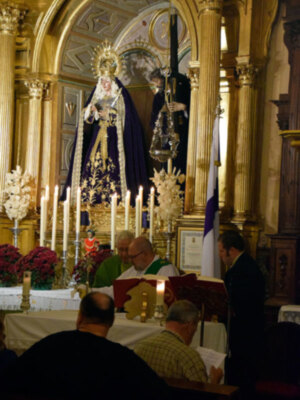 La feligresía y los hermanos de Jesús el Nazareno de Alcalá del Río celebraron su anual misa de difuntos.