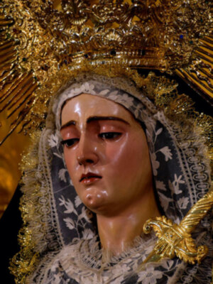 La madre de Dios junto a su hijo vestida de luto en Alcalá del Río.