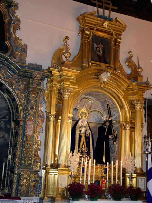La Priostia de la Hermandad vistió a su Virgen de luto por sus hermanos pescadores y carpintero de ribera difuntos.