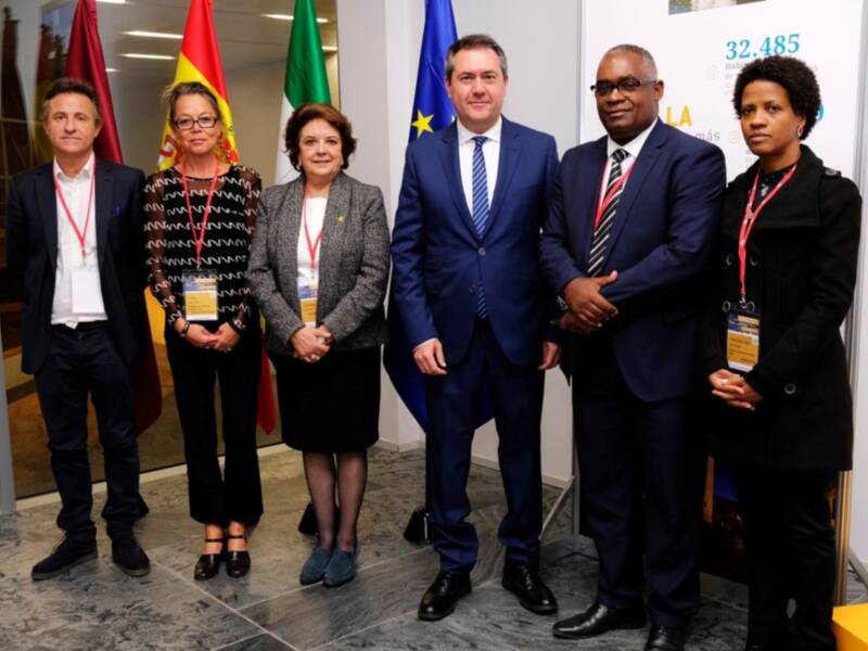 El Alcalde de Sevilla mantiene encuentros con una treintena de municipios de todo el mundo en el Foro Global