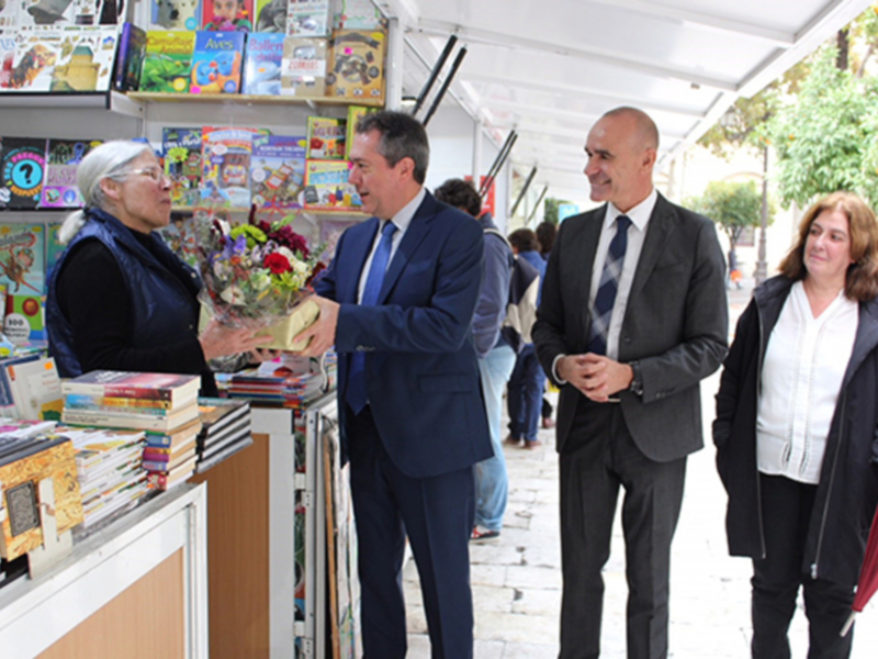 Espadas ha hecho entrega de un reconocimiento a la propietaria de la librería Rosa Sardá, de Barcelona, una de las pioneras de esta feria