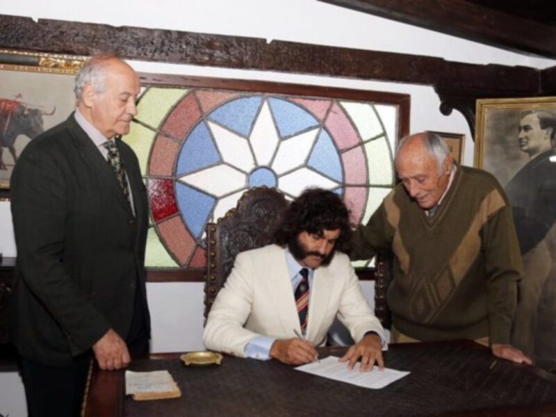 Morante de la Puebla firma contrato para San Miguel en Sevilla