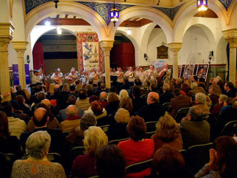 La inauguración del concierto del Mercantil estuvo ambientada por un magnifico grupo de campanillero.