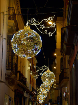 Calle Sierpe y Tetuán renuevan su decoración navideña en Sevilla.