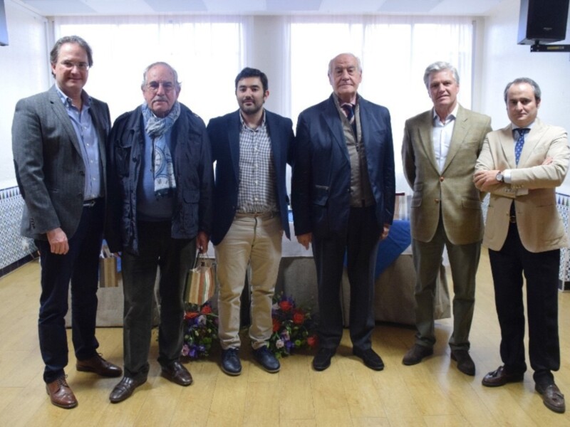 Espartaco, Eduardo Miura y Ramón Valencia, con los universitarios del Colegio Mayor San Juan Bosco de Sevilla