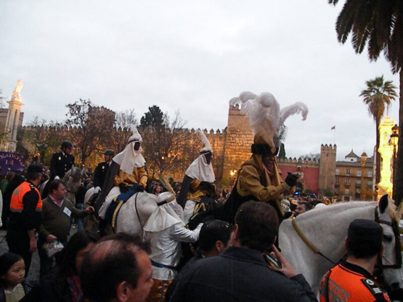 El Heraldo recorrió las calles hispalenses para anunciar la llegada de los Reyes Magos de Oriente