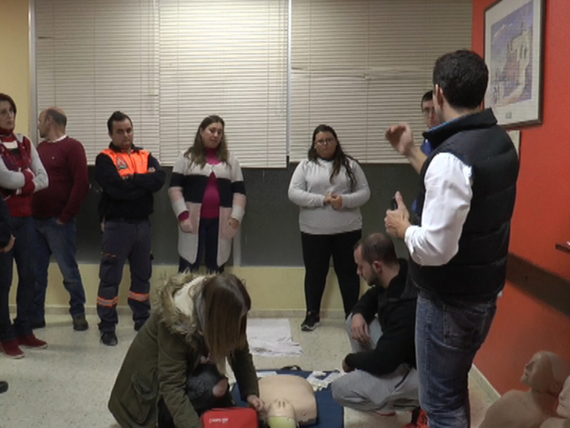 Una veintena de voluntarios de Protección Civil participan en un curso sobre soporte vital básico y desfibrilación semiautomática