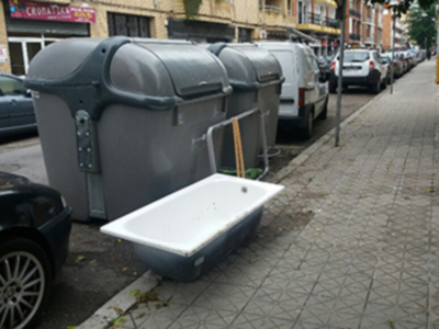 Cada año se depositan en las calles de Sevilla más de 500.000 Kilos de muebles y enseres