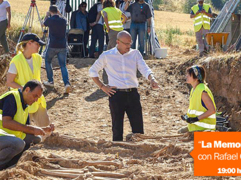 Coloquio sobre el impulso político a la apertura de las fosas comunes en Andalucía en "La Memoria"