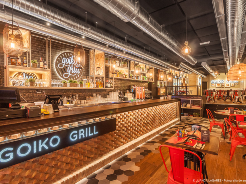 La cadena de hamburguesas Goiko Grill inauguraba anoche su segundo restaurante, en Sevilla.