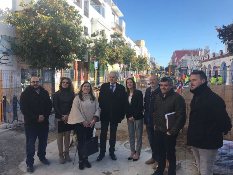 El subdelegado del Gobierno y la alcaldesa de Chipiona visitan las obras que culminan la rehabilitación de Víctor Pradera