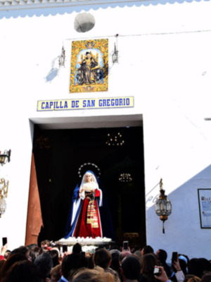 Cristo de la Vera-cruz y María Stma. de las Angustias Coronada, celebraron la Solemne Procesión Claustral.