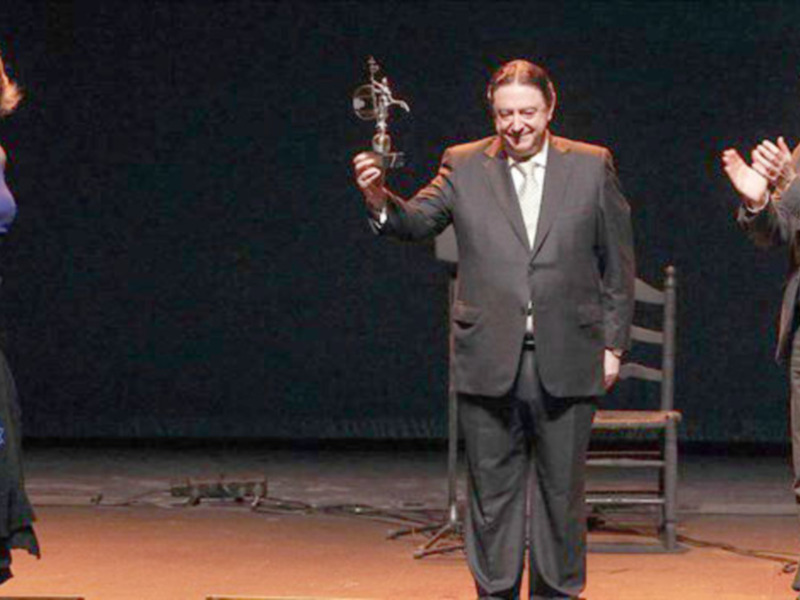 El cantaor Antonio González 'El Raya' recibe en el Maestranza un homenaje por sus 50 años de trayectoria