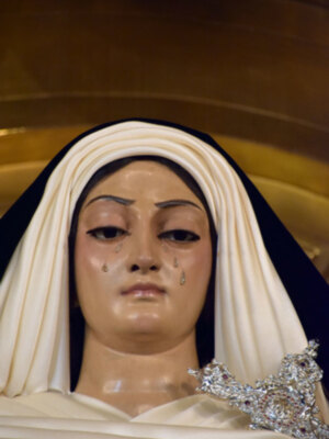 Las mayorías de las dolorosas de Sevilla están  ataviadas de Hebreas.